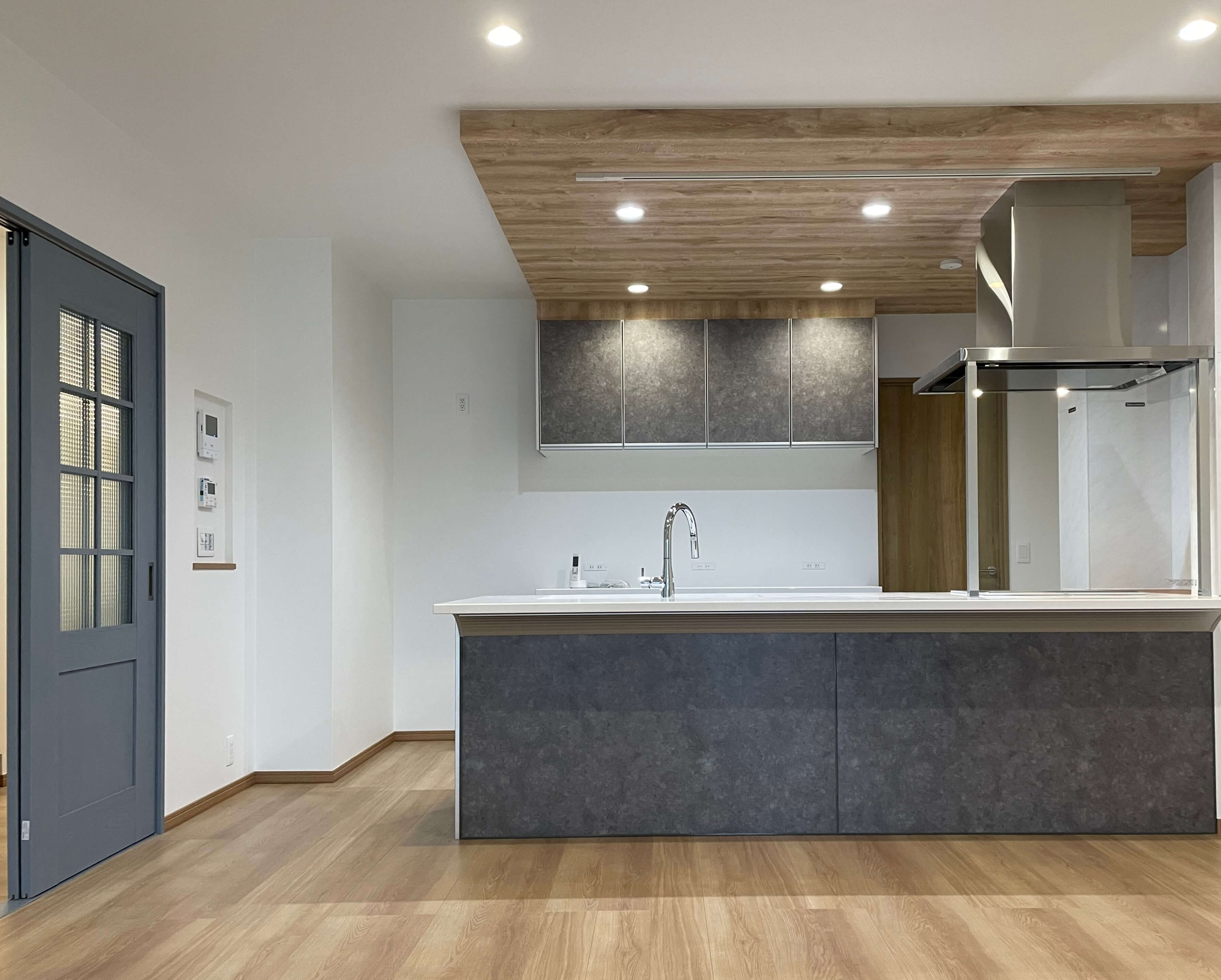 木のぬくもりと調和したシンプルモダンな家05